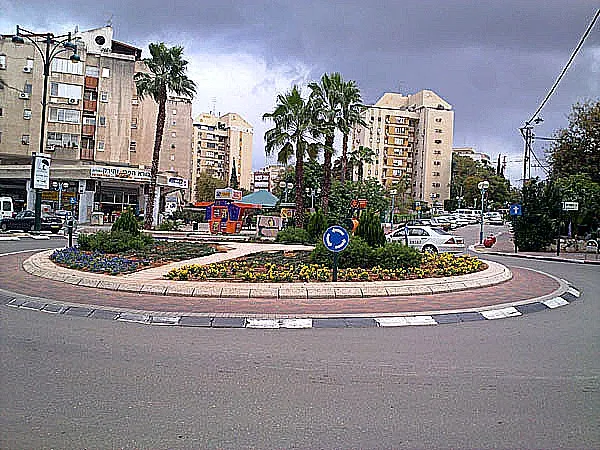 כיכר תנועה מגוננת עם מעברי חצייה ואבני שפה, לאחר השלמת עבודות פיתוח