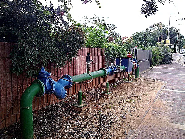 קו מים חדש עם מגופים לאורך גדר, לאחר החלפת צנרת באזור בנוי